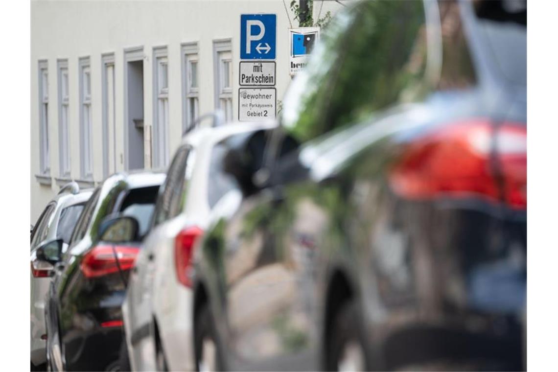 Ein Schild weist auf ein Parkgebiet für Bewohner hin. Foto: Marijan Murat/dpa/Symbolbild