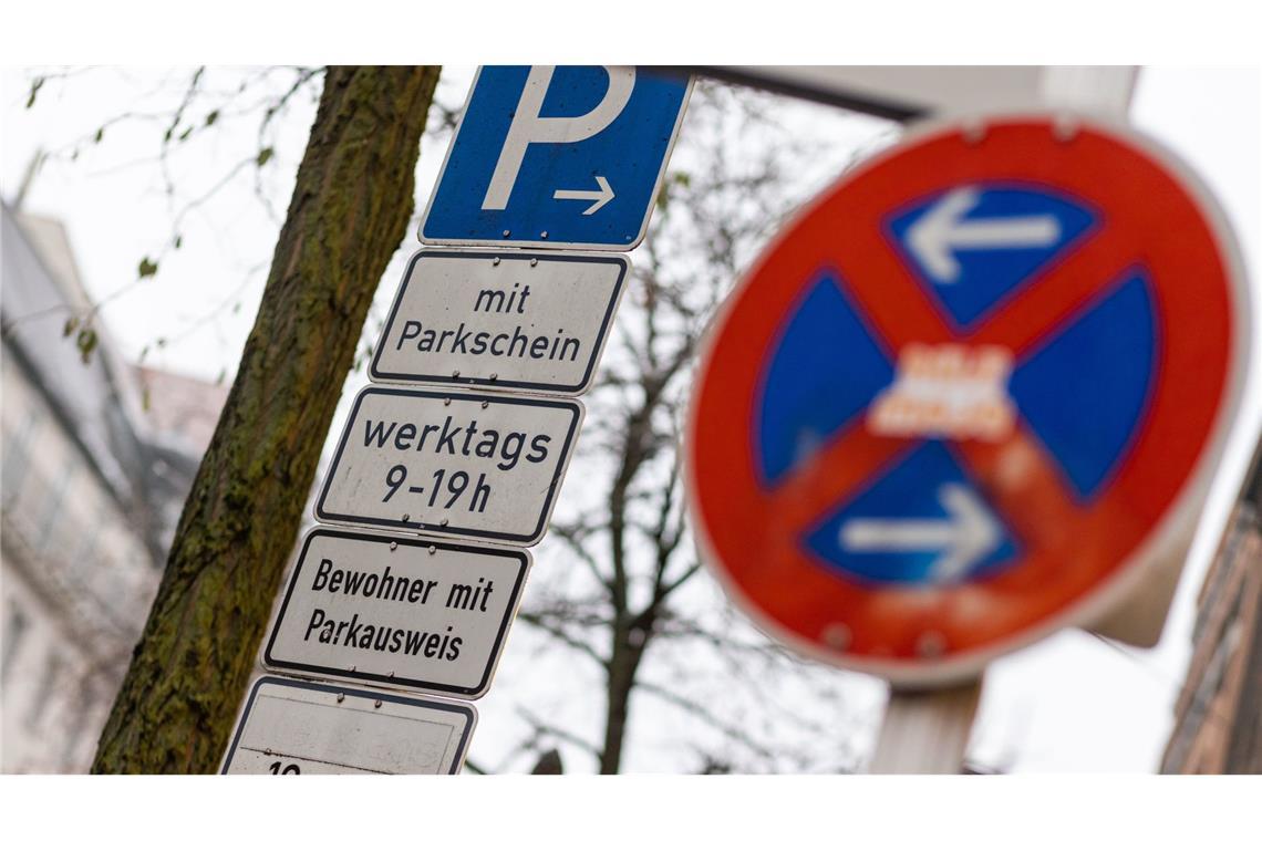 Ein Schild weist auf eine Anwohnerparkplatz hin.