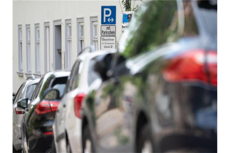 Ein Schild weist in der Innenstadt auf ein Parkgebiet für Bewohner hin. Foto: Marijan Murat/dpa/Symbolbild