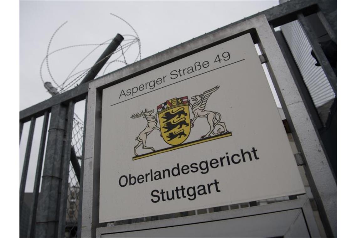 Anklage fordert mehrjährige Haftstrafen für Clan-Mitglieder Ein Schild weist in Stuttgart-Stammheim auf das Oberlandesgericht hin. Foto: Marijan Murat/dpa/Archiv