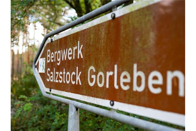 Ein Schild zeigt den Weg zum ehemaligen Erkundungsbergwerk Gorleben. Foto: Philipp Schulze/dpa