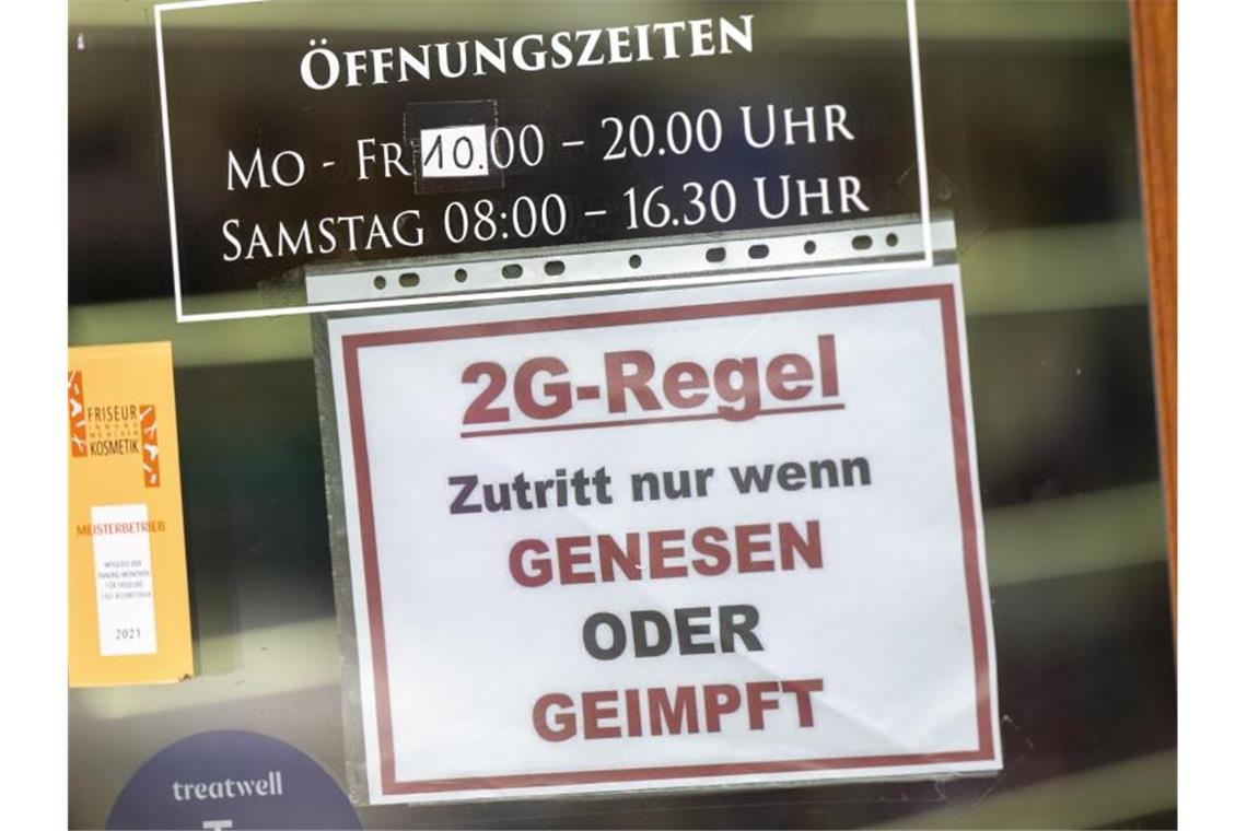 Sieben-Tage-Inzidenz steigt den fünften Tag in Folge Ein Schild zur „2G-Regel“ hängt an der Eingangstür eines Münchner Friseurladens. Foto: Peter Kneffel/dpa