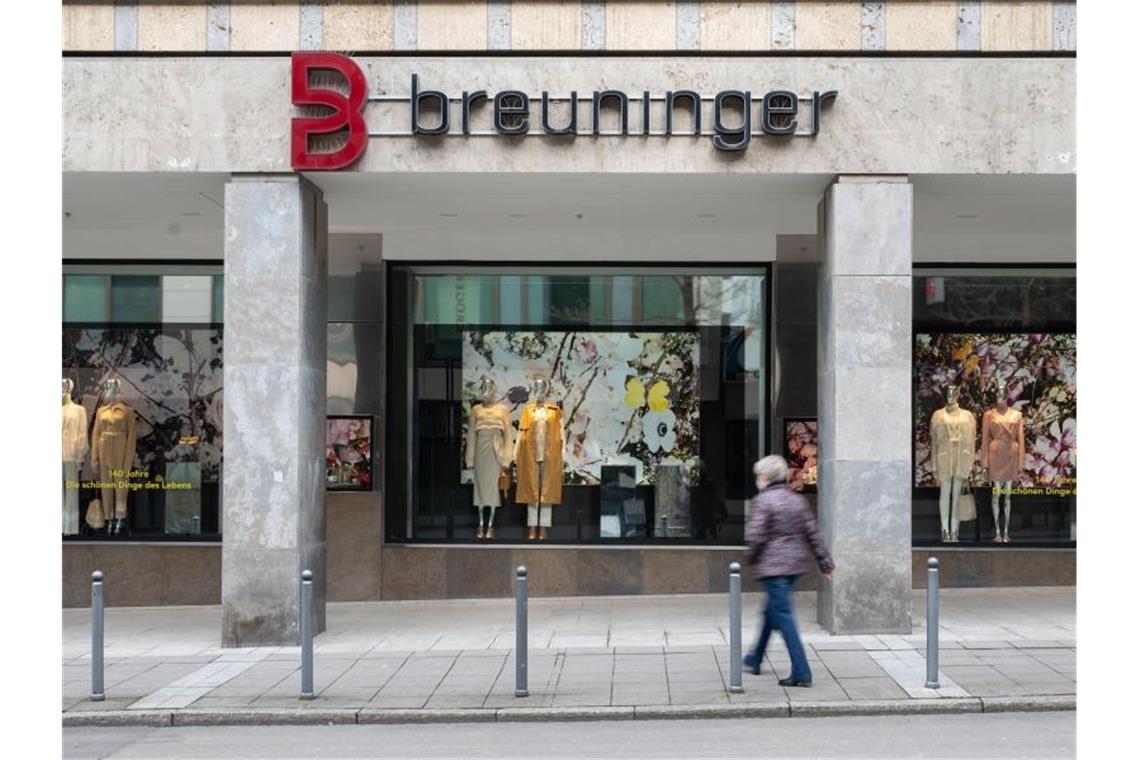 Ein Schriftzug des Handelsunternehmens ist an einer Fassade des Breuninger-Kaufhauses angebracht. Foto: Marijan Murat/dpa/Archivbild