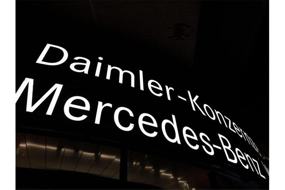 Ein Schriftzug weist auf die Konzernzentrale der Daimler AG hin. Foto: Marijan Murat/dpa/Symbolbild