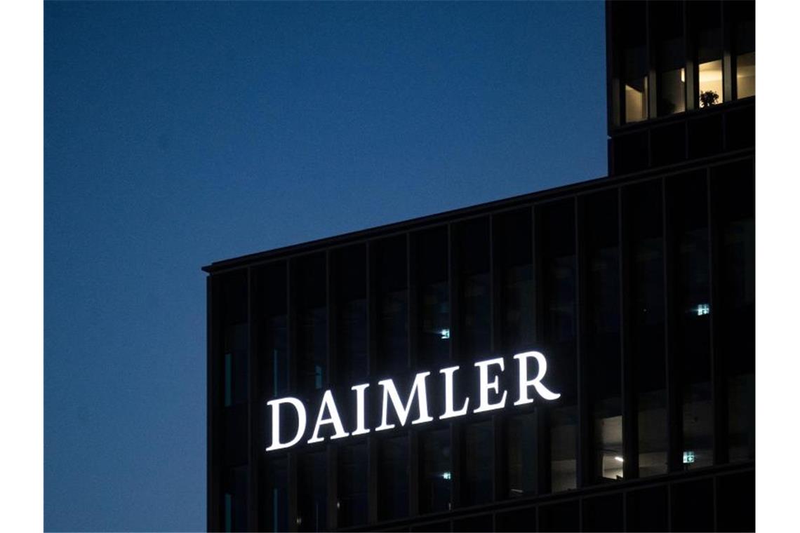 Ein Schriftzug weist auf die Konzernzentrale der Daimler AG hin. Foto: Marijan Murat/dpa/Archivbild