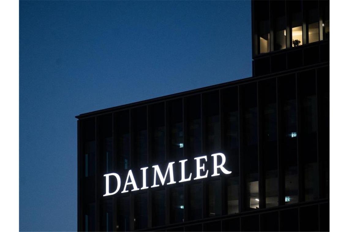 Ein Schriftzug weist auf die Konzernzentrale der Daimler AG hin. Foto: Marijan Murat/dpa