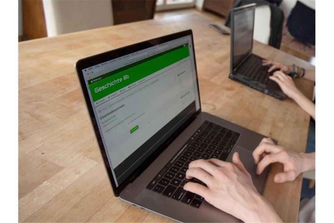 Konflikte um Corona-Schutzmaßnahmen bedrohen Schulfrieden Ein Schüler bedient an einem Notebook die Lernplattform Moodle. Foto: Marijan Murat/dpa/Symbolbild