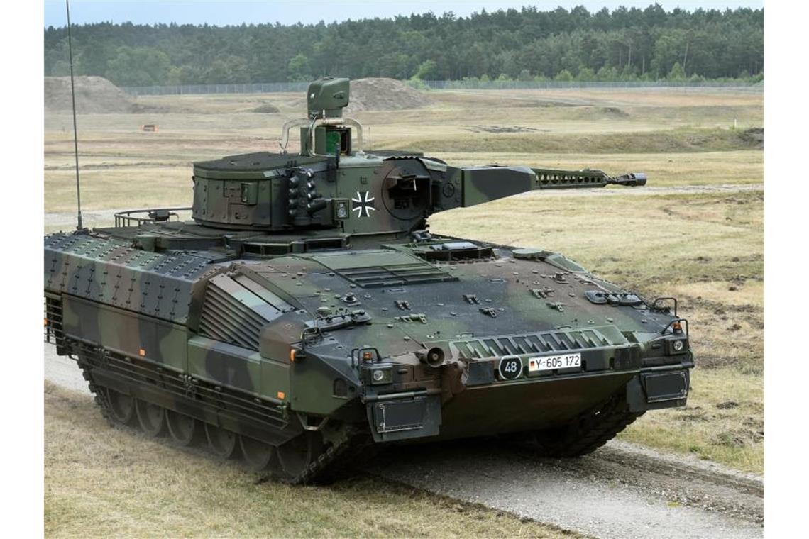 Weltweite Rüstungsverkäufe trotz Pandemie weiter gestiegen Ein Schützenpanzer vom Typ Puma wird auf dem Erprobungsgelände des Unternehmens Rheinmetall in der Lüneburger Heide vorgestellt. Foto: Holger Hollemann/dpa