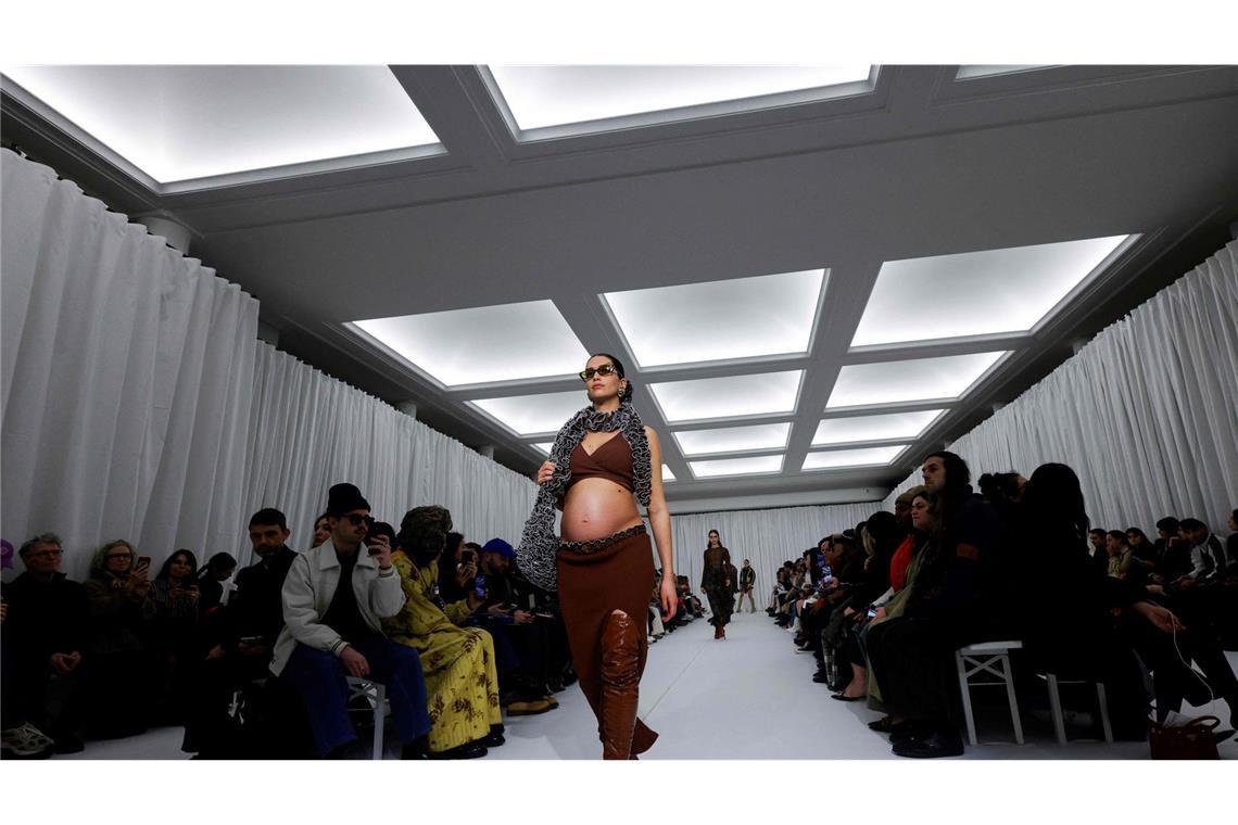 Ein schwangeres Model präsentiert die neue Kollektion von Ester Manas.