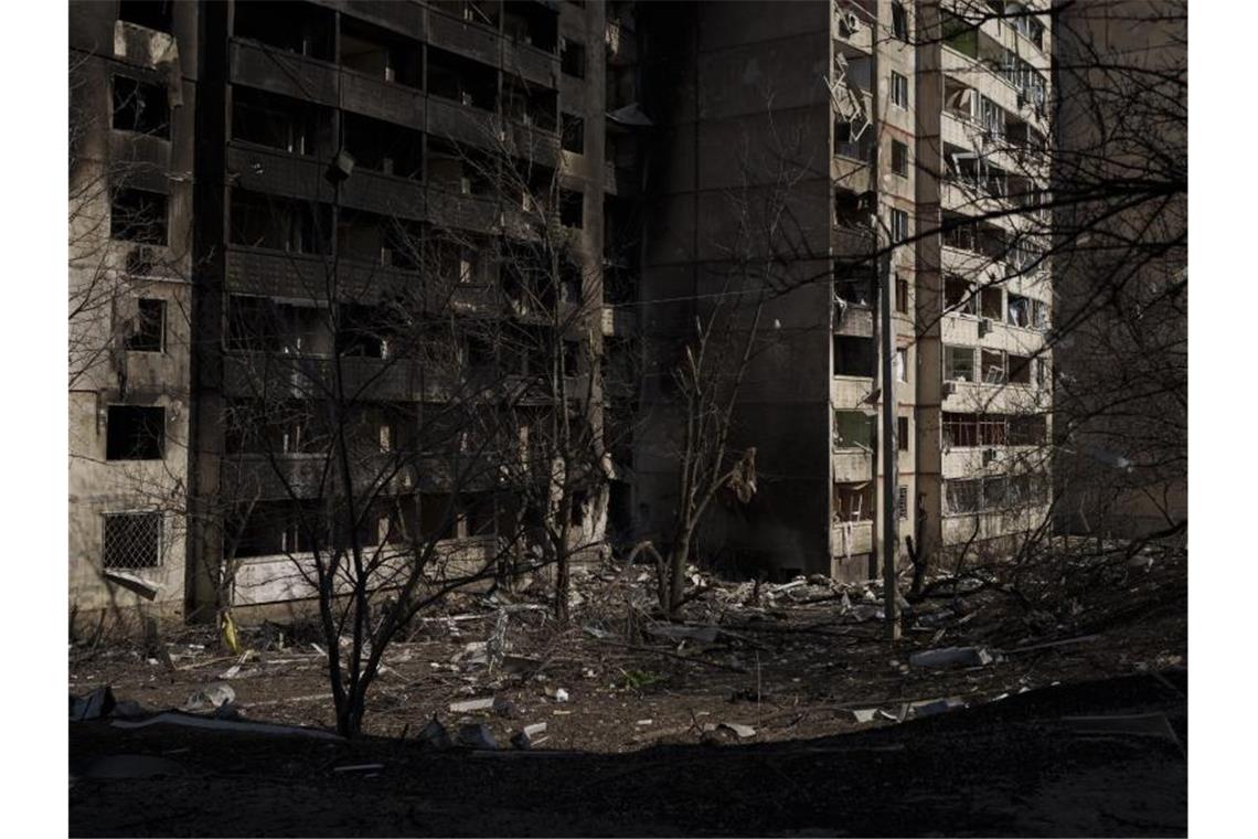 Krieg gegen die Ukraine: So ist die Lage Ein schwer beschädigtes Wohnhaus in Charkiw. Foto: Felipe Dana/AP/dpa