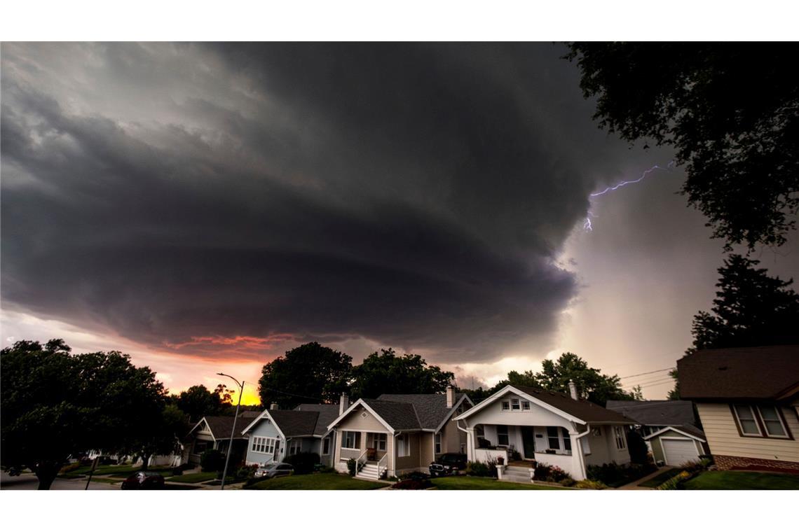 Ein schweres Gewitter zieht über Omaha im US-Bundestaat Nebraska hinweg.