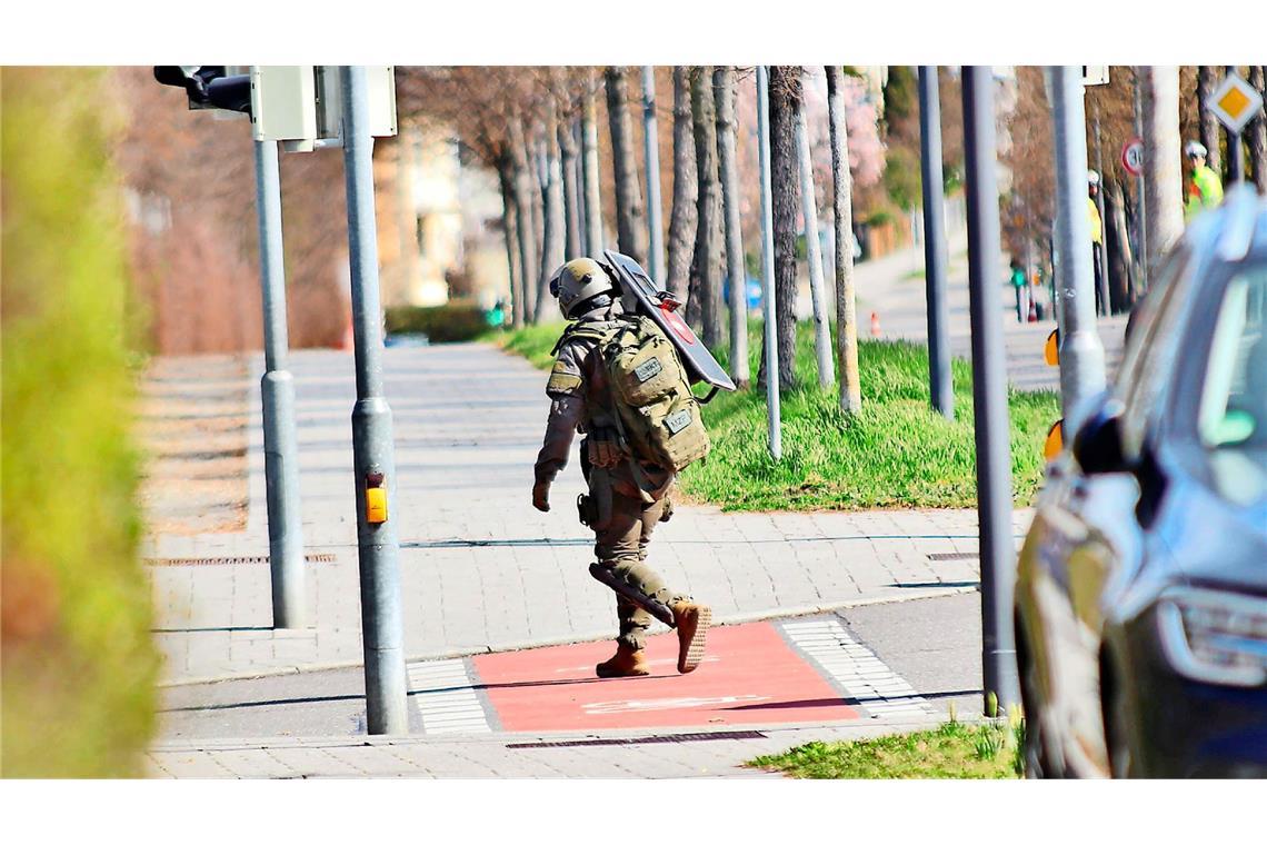 Ein SEK-Beamter trägt am 22. März 2022 einen Schutzschild. Beim Schusswechsel mit dem mutmaßlichen Rechtsterroristen wurde ein solcher Schild vier Mal getroffen.