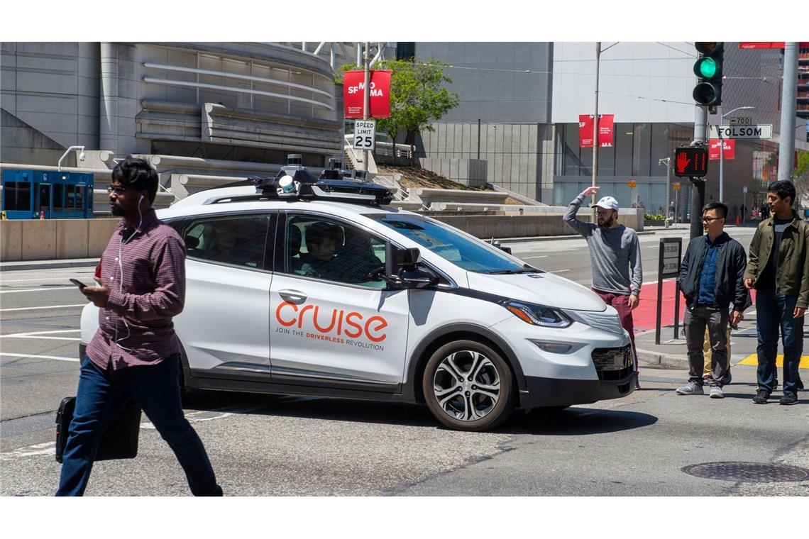 Ein selbstfahrendes Auto der Roboterwagenfirma Cruise des US-Konzerns General Motors sorgt für Unmut bei Fußgängern, nachdem es auf einer Kreuzung steckenblieb und sie bei Rot verlässt.