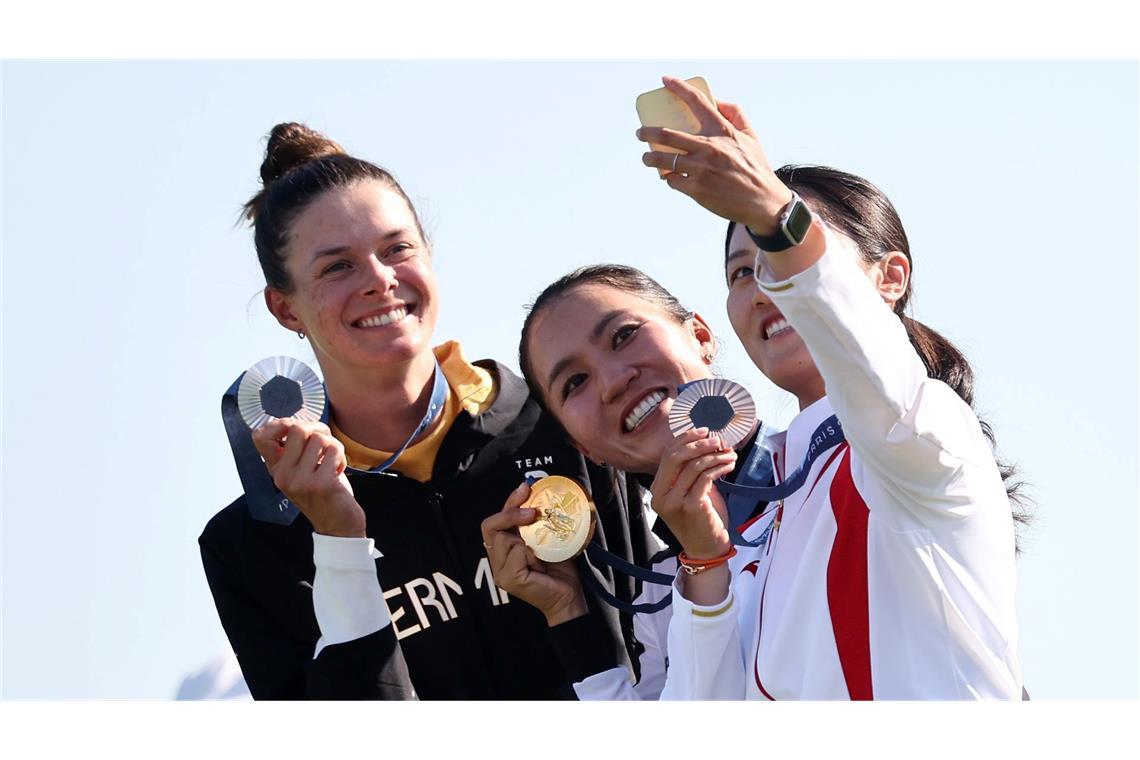 Ein Selfie mit Medaille. Die Golferinnen Lydia Ko (M) aus Neuseeland jubelt über Gold, Esther Henseleit (l) aus Deutschland über Silber und Xiyu Lin aus China über Bronze.