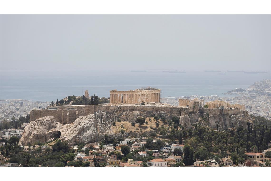 Ein seltener Anblick: Die leere Akropolis auf dem Lycabettus-Hügel erhebt sich über Athen während einer Hitzewelle. Bei Temperaturen über 40 Grad bleibt der Touristenmagnet während der heißen Mittagsstunden auf Anweisung des griechischen Kultusministeriums geschlossen.