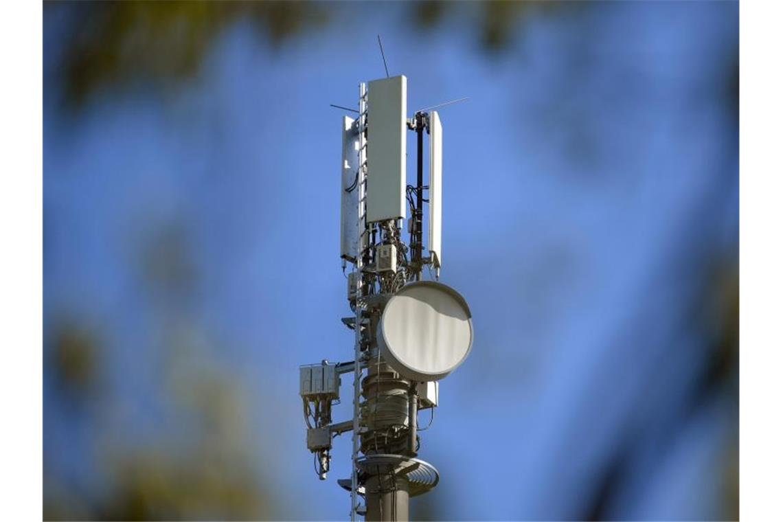 Grüne und FDP warnen vor Verzögerungen bei Mobilfunkausbau Ein Sendemast für Mobilfunk vor blauem Himmel. Foto: Patrick Pleul/dpa-Zentralbild/dpa