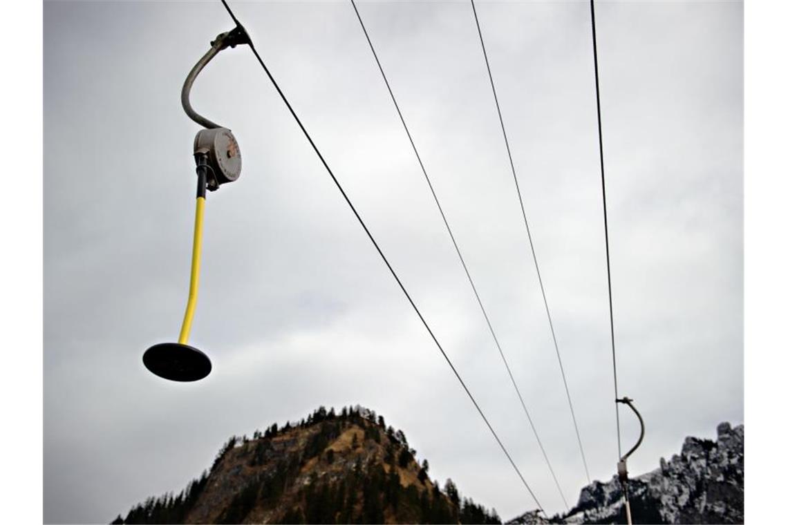 Allgäuer Skilift: Erneute Absage für stundenweise Vermietung Ein Skilift ist vor grauem Himmel zu sehen. Foto: picture alliance / dpa/Symbolbild