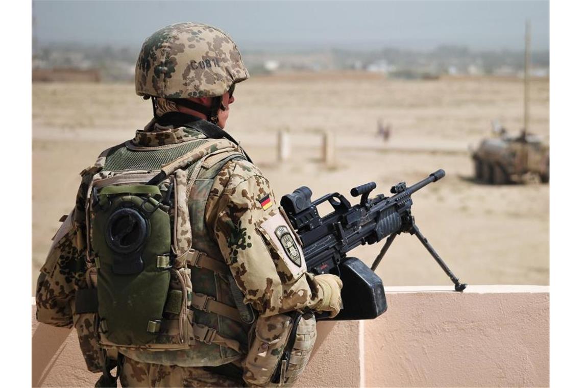 Mehrheit unterstützt Auslandseinsätze der Bundeswehr Ein Soldat der Bundeswehr sichert am Stadtrand von Kundus ein Gebäude. Die Deutschen sind grundsätzlich dafür, dass Bundeswehrsoldaten im Ausland eingesetzt werden. Foto: Hannibal Hanschke/dpa