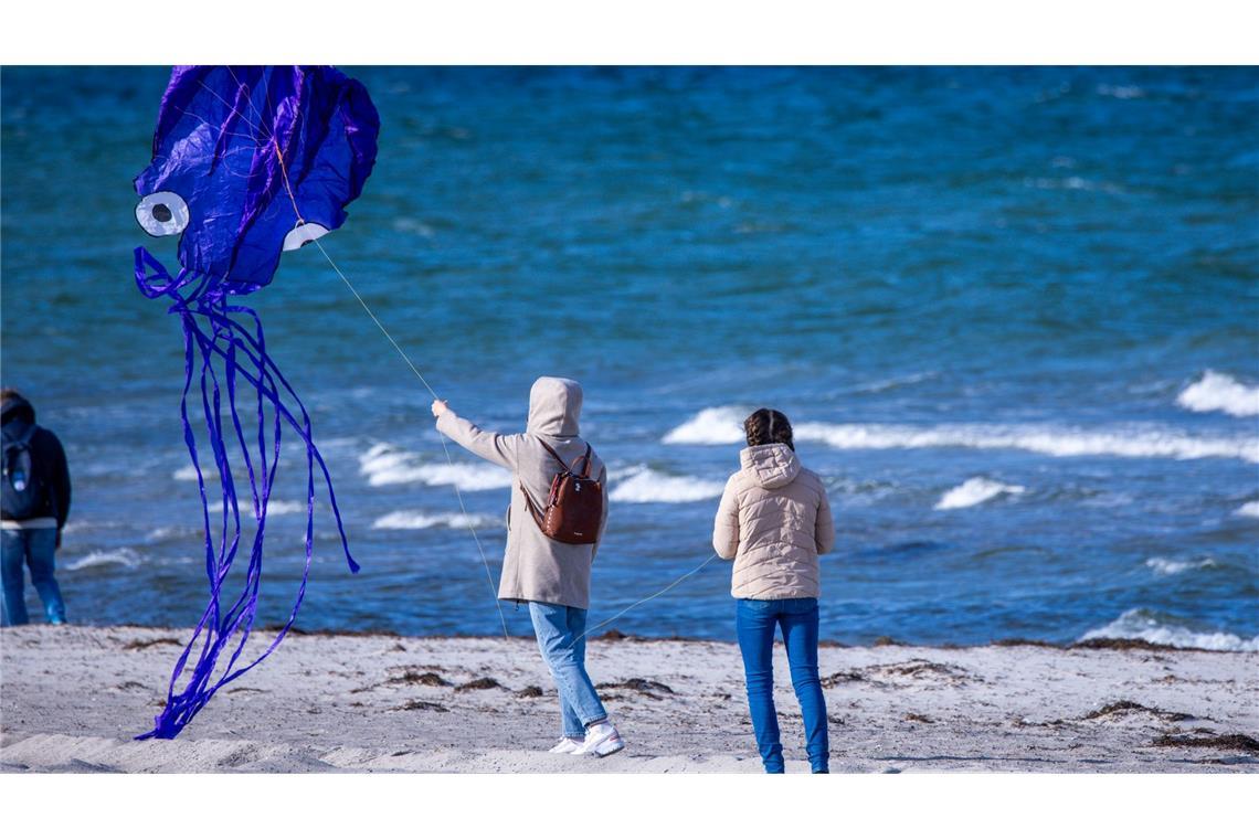 Ein sonniger Tag an der Ostsee lädt zum Drachensteigen ein.