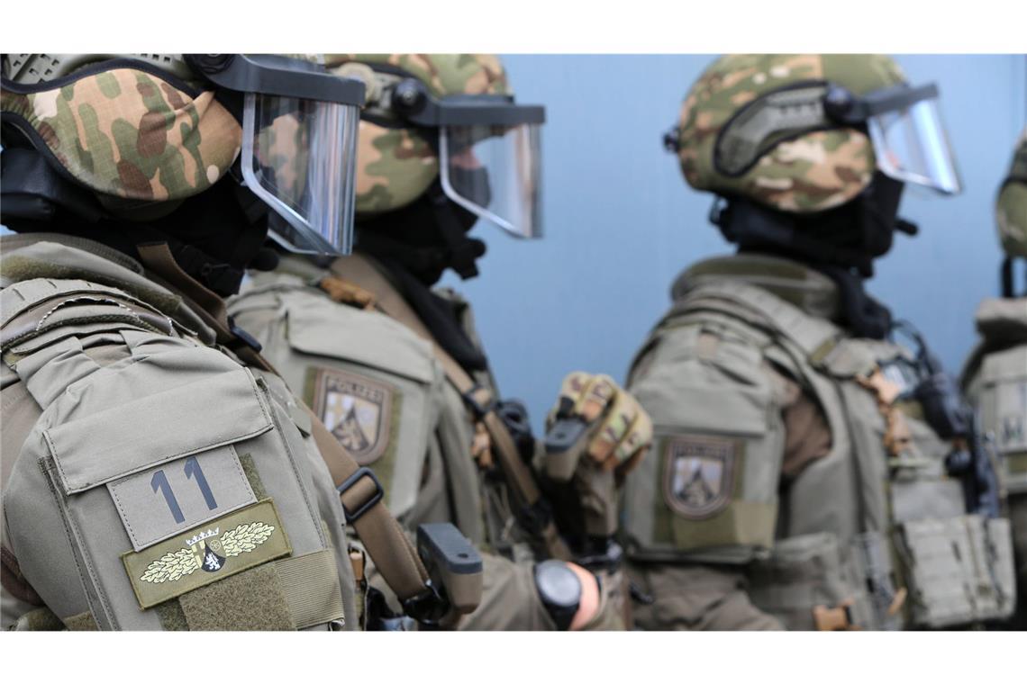 Ein Spezialkommando der Polizei nahm bei der Aktion zwei Verdächtige fest. (Symbolbild)