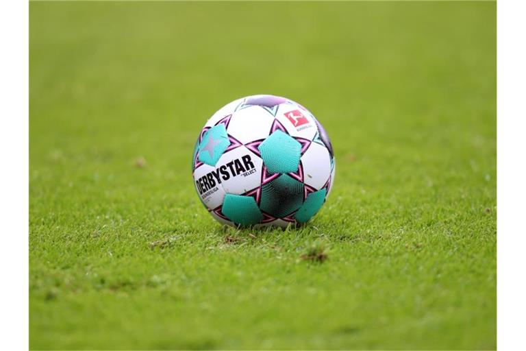 Ein Spielball liegt auf dem Rasen. Foto: Andreas Gora/dpa/Symbolbild