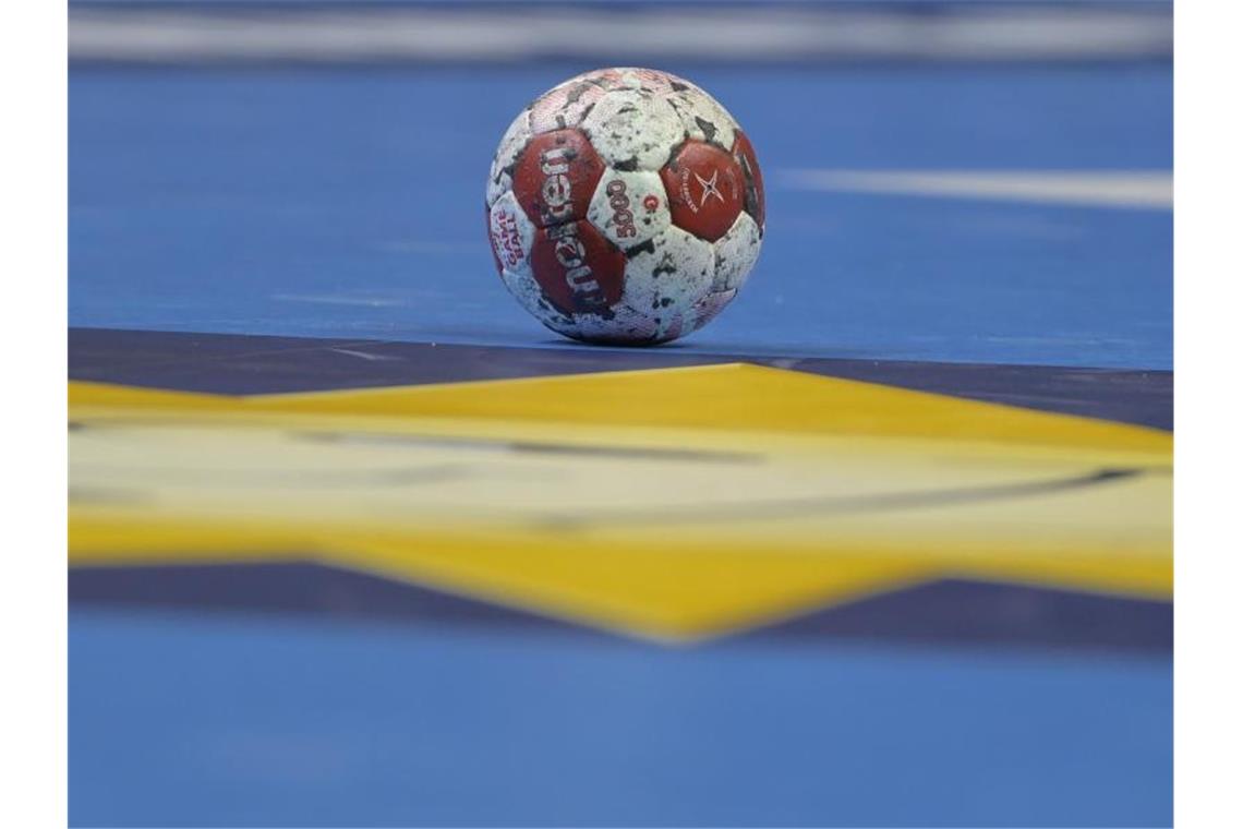 Ein Spielball liegt auf einem Handballfeld. Foto: Soeren Stache/dpa-Zentralbild/dpa/Symbolbild