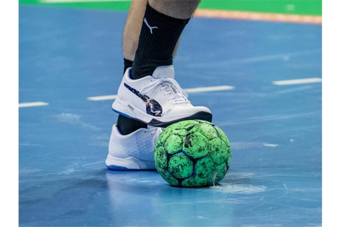 Wechsel auf Linksaußen: TVB mit Fernandez statt Schulze Ein Spieler hält einen Handball mit dem Fuß fest. Foto: Andreas Gora/dpa/Symbolbild