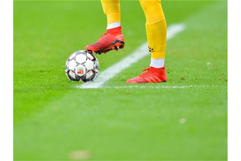 Ein Spieler kontrolliert den Ball auf dem Feld. Foto: Uwe Anspach/dpa/Symbolbild