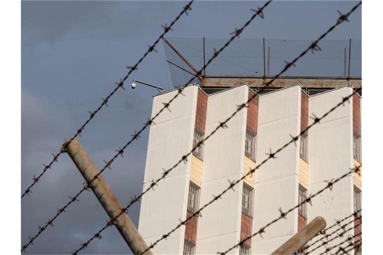 Ein Stacheldrahtzaun umzäunt das Gelände einer Justizvollzugsanstalt. Foto: Bernd Weißbrod/dpa/Symbolbild