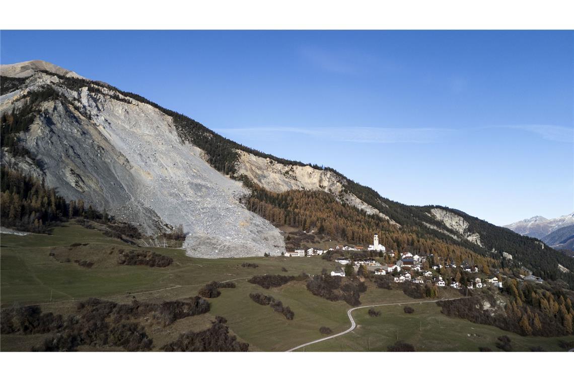 Ein Steinstrom droht das Dorf Brienz in der Schweiz mitzureißen.