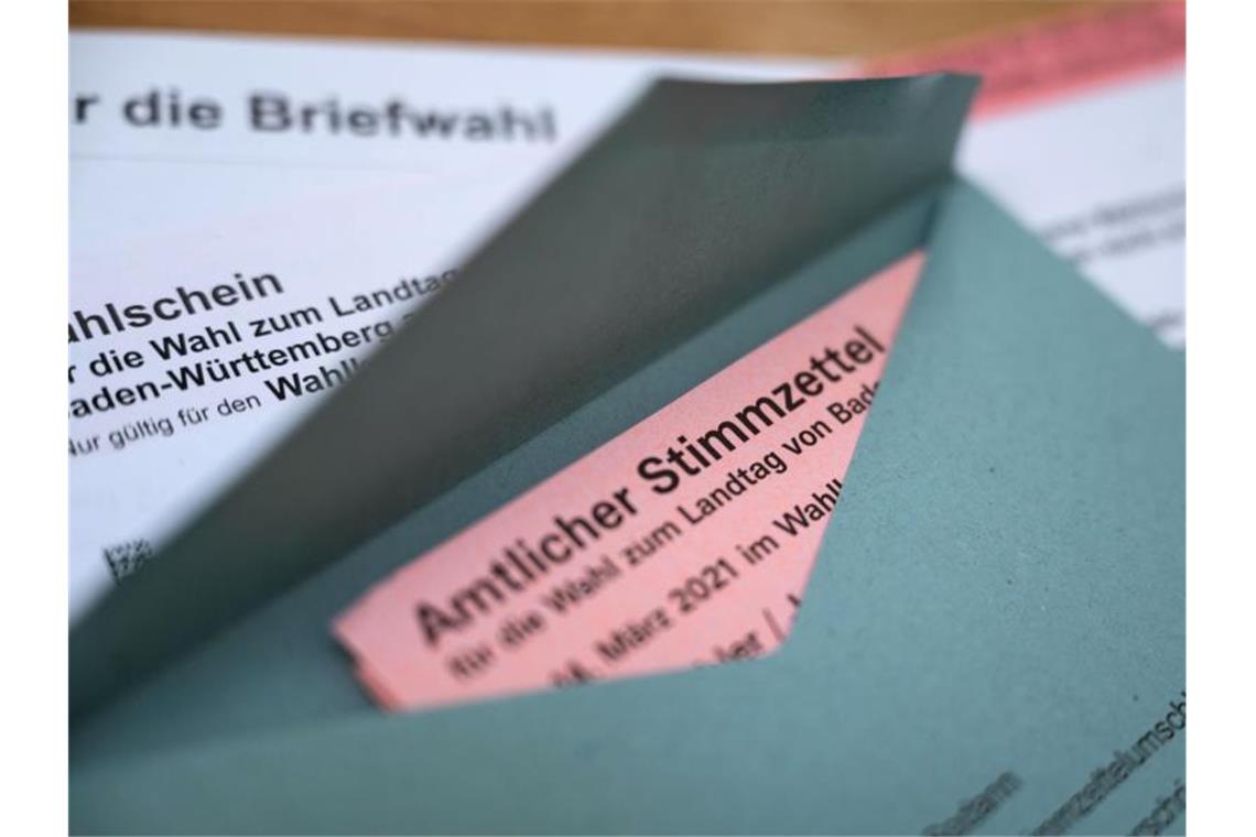 Ein Stimmzettel zur Landtagswahl liegt in einem Wahlumschlag auf Dokumenten zur Briefwahl. Foto: Marijan Murat/dpa/Symbolbild