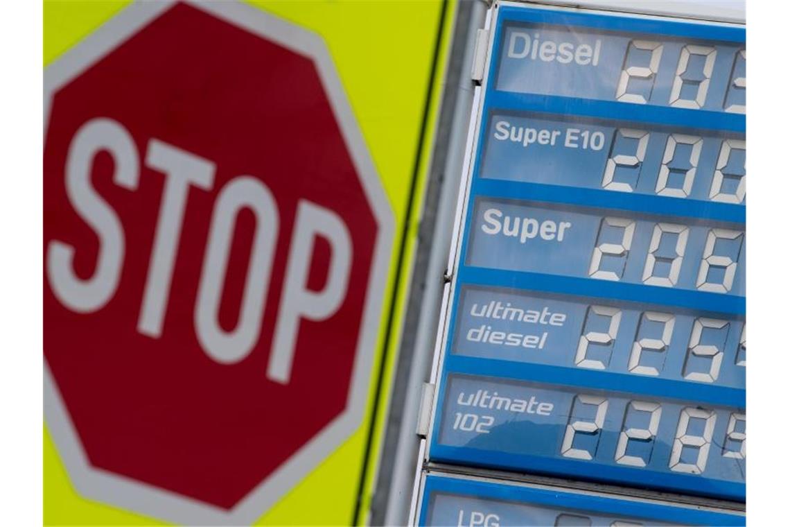 Scholz setzt weiter auf Energieimporte aus Russland Ein Stoppchild steht neben einer Anzeigentafel von Preisen für Diesel und Benzin an einer Tankstelle. Foto: Sven Hoppe/dpa