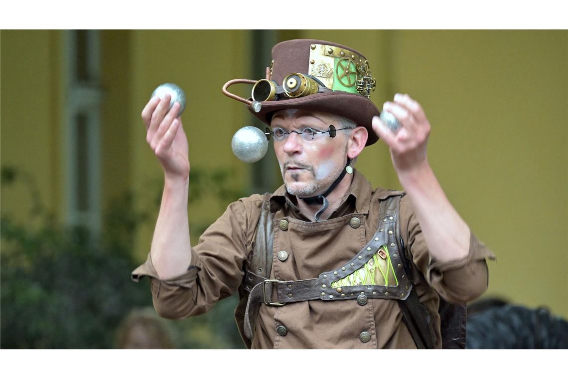 Ein Straßenkünstler hat den Ball im Blick.