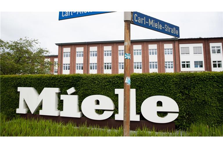 Ein Straßenschild «Carl-Miele-Straße» ist vor dem Firmengelände der Miele & Cie. KG zu sehen. Weltweit baut das Unternehmen 2.000 Stellen ab, 1.300 davon in Deutschland.