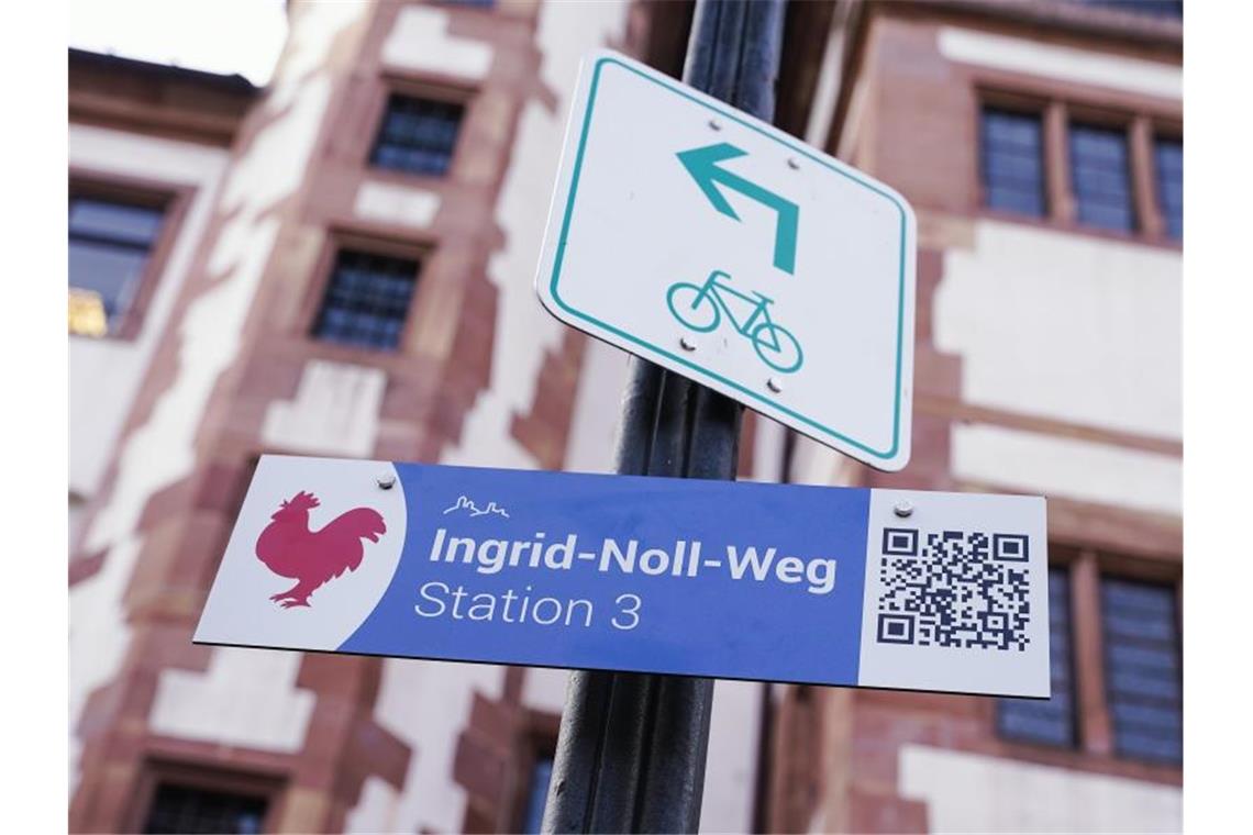 Ein Straßenschild mit der Aufschrift „Ingrid-Noll-Weg Station 3“ hängt an einem Laternenpfahl. Foto: Uwe Anspach/dpa