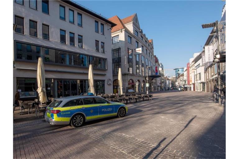 Ein Streifenwagen der Polizei in der Ulmer Innenstadt. Foto: Stefan Puchner/dpa/Archivbild