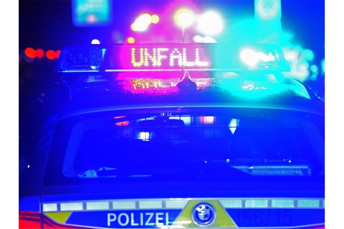 Ein Streifenwagen der Polizei steht mit Blaulicht an einem Unfallort. Foto: Stefan Puchner/dpa/Symbolbild