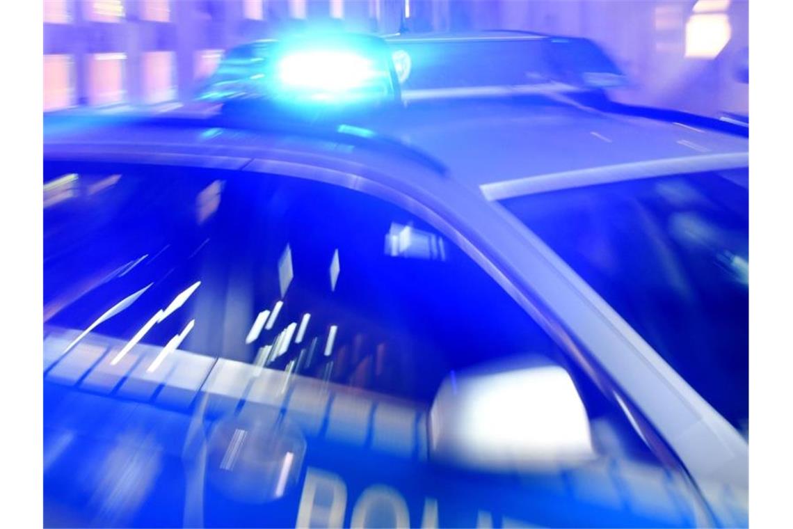 Polizei erkennt mutmaßliche Einbrecher an Kleidung Ein Streifenwagen der Polizei steht mit eingeschaltetem Blaulicht auf der Straße. Foto: Carsten Rehder/dpa/Illustration