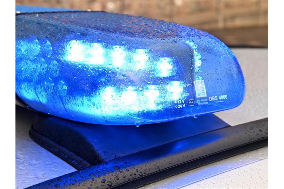 Feuer in Mehrfamilienhaus: Fünf Menschen in Klinik Ein Streifenwagen der Polizei steht mit eingeschaltetem Blaulicht an einem Einsatzort. Foto: Carsten Rehder/dpa/Symbolbild