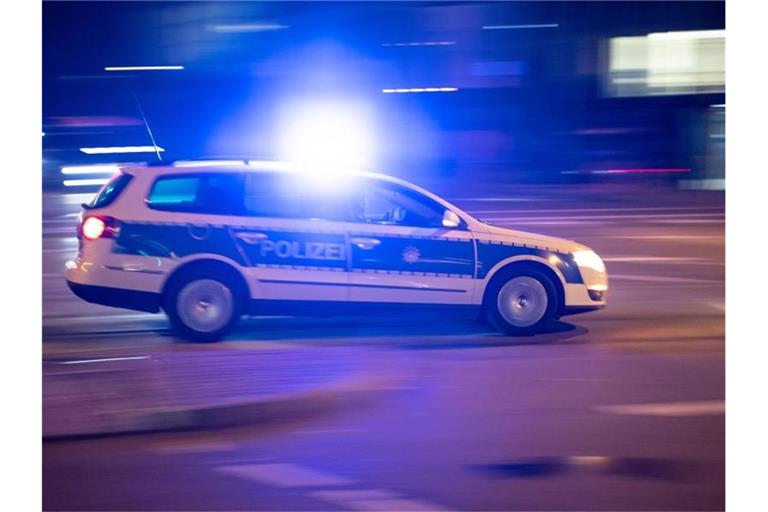 Ein Streifenwagen fährt durch die Innenstadt. Foto: Lino Mirgeler/dpa/Symbolbild