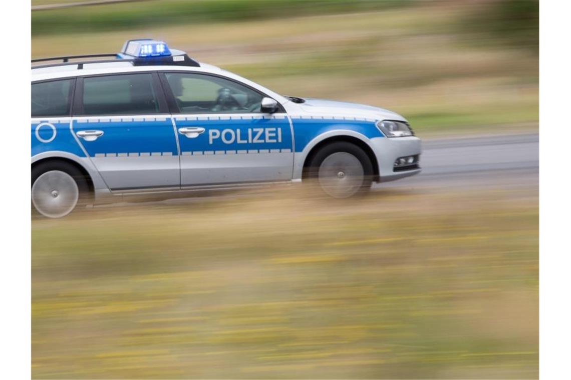 Von Spürhund gebissen: Mann flieht mit Auto vor Polizei Ein Streifenwagen fährt mit Blaulicht über eine Straße. Foto: Friso Gentsch/dpa/Symbolbild