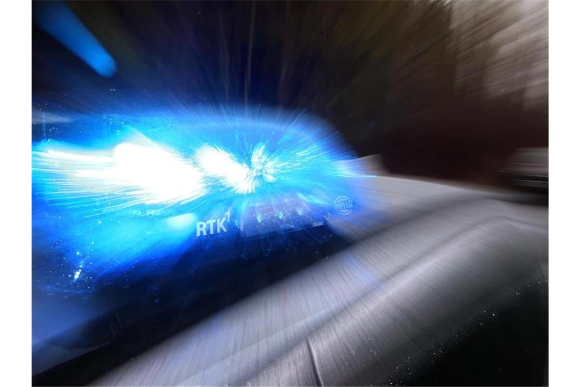 Mutmaßliche Drogenhändler in Untersuchungshaft Ein Streifenwagen mit Blaulicht. Foto: Karl-Josef Hildenbrand/dpa