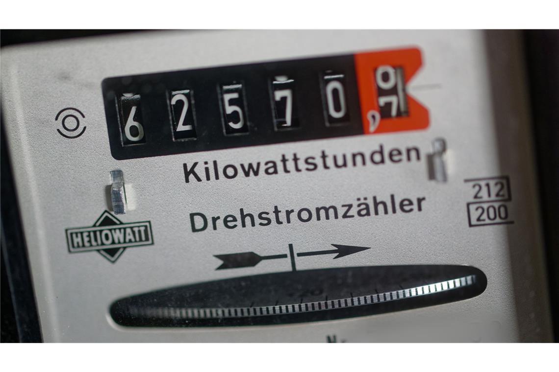 Ein Stromzähler zeigt den Stromverbrauch: Weil sich  rund zehn Millionen Haushalte in Deutschland weder um einen Stromanbieterwechsel noch um einen günstigeren Tarif beim bisherigen Versorger kümmern, zahlen sie knapp 5,5 Milliarden Euro zu viel.