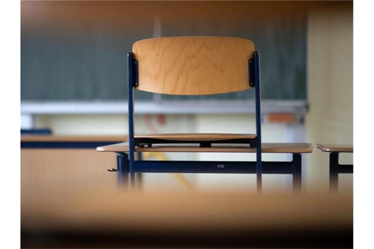 Ein Stuhl steht in einem Klassenzimmer auf dem Tisch. Foto: Marijan Murat/dpa/Symbolbild