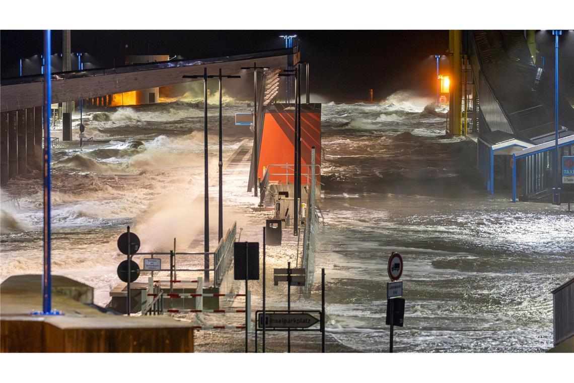 Ein Sturmtief treibt das Wasser gegen die schleswig-holsteinische Nordseeküste.