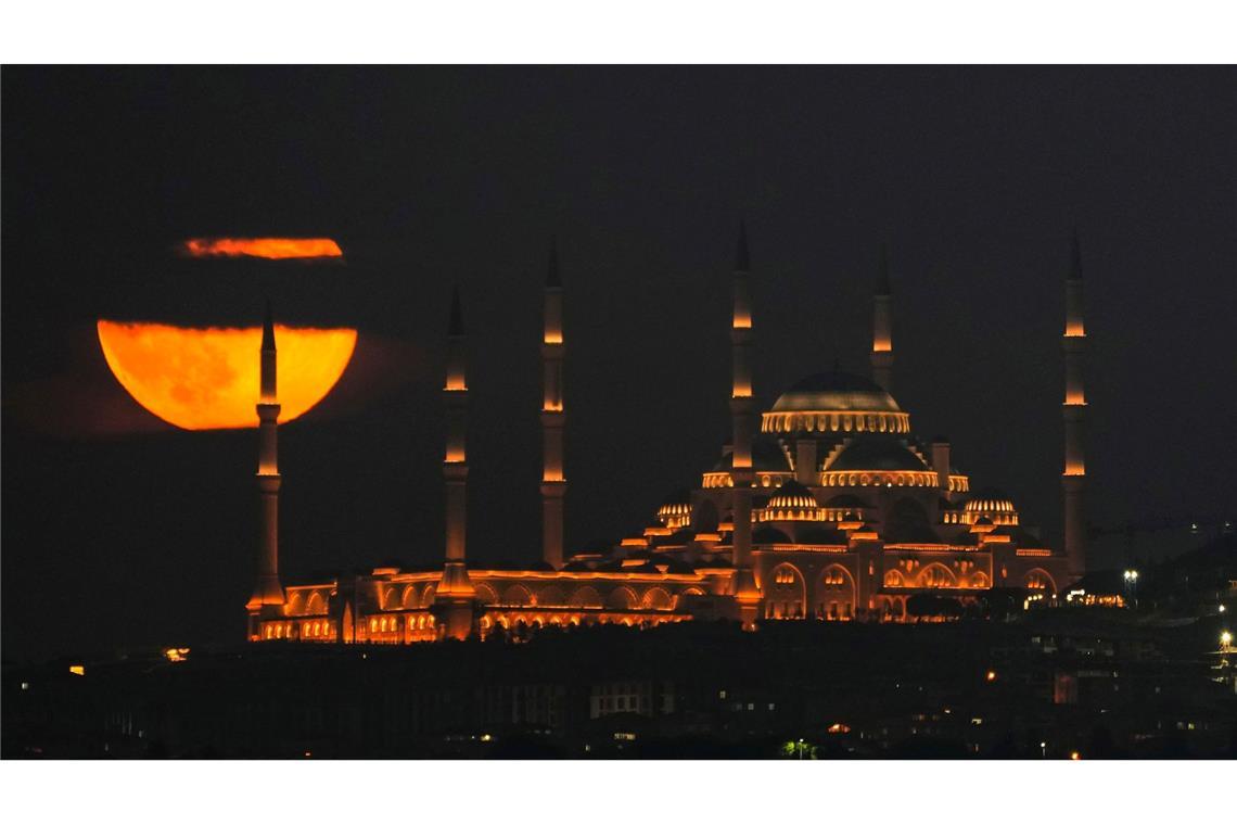 Ein Supermond geht hinter der Camlica-Moschee in Istanbul auf.