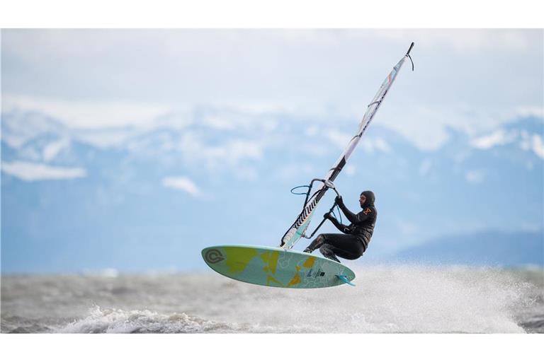 Ein Surfer ist auf dem Bodensee vermeintlich in Seenot geraten (Symbolbild).