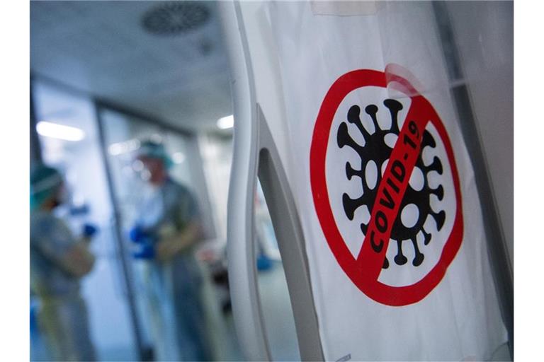 Ein Symbol auf einer Station einer Klinik weist auf den Covid-Bereich hin. Foto: Sebastian Gollnow/dpa/Symbolbild