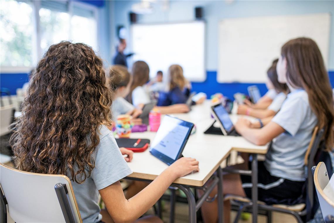 Ein Tablet für alle Schülerinnen und Schüler – in Backnang soll das bald erreicht sein. Symbolfoto: Stock Adobe/David Fuentes