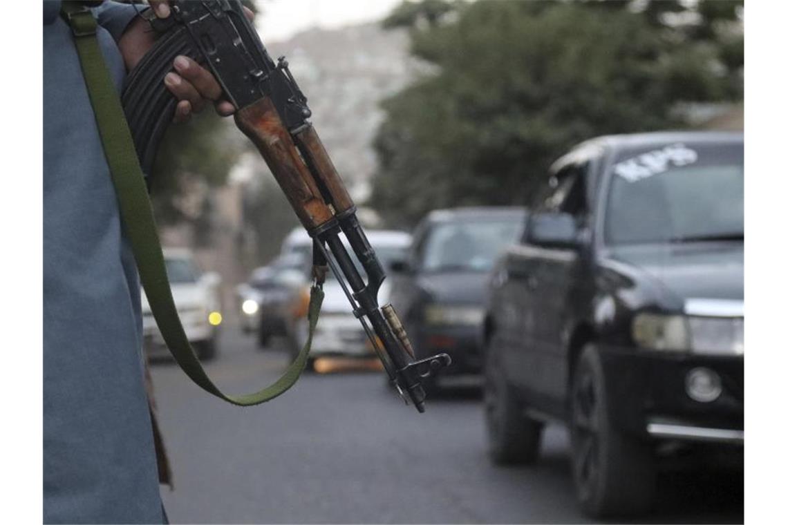 Biden warnt vor neuem Anschlag in Kabul - Abzug gestartet Ein Taliban-Kämpfer wacht über den Verkehr in Kabul - Die Angst vor einem weiteren Anschlag vor dem Flughafen ist sehr konkret. Foto: Khwaja Tawfiq Sediqi/AP/dpa